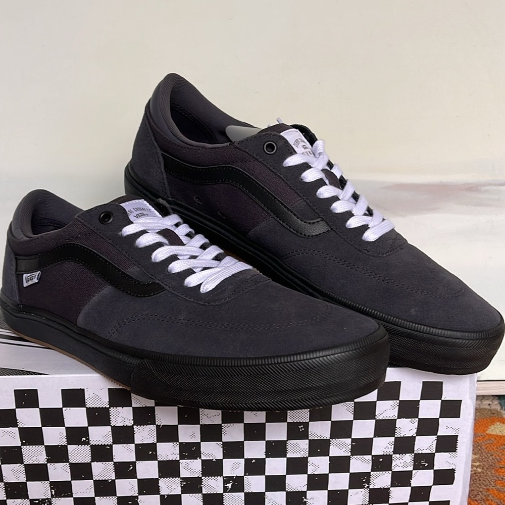 Vans Men’s Gilbert Crockett Dark Navy
VN0ASIFDNV
Sneakers - Picture 13 of 16